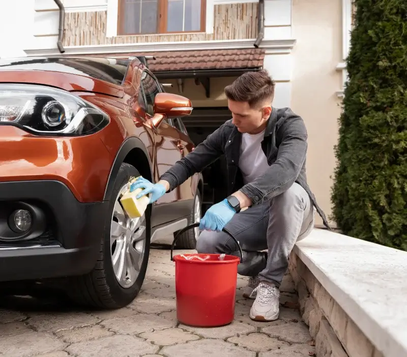 Lavage auto à domicile Joué-du-Plain : professionnel intervenant sur un véhicule